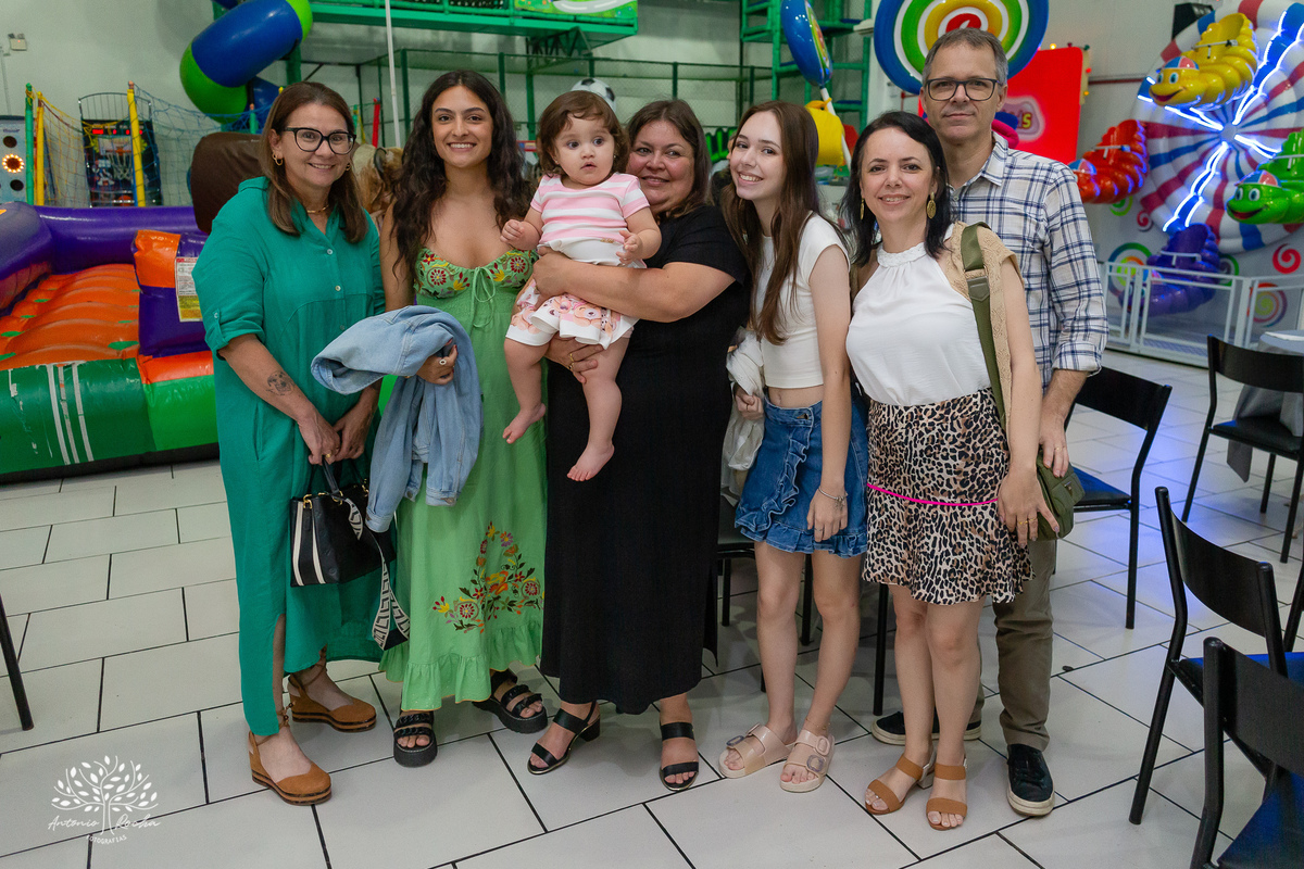 Maria Julia – Cliff Kids - Festa Infantil – Festa de Criança – Fotografia de Família – Decoração de borboleta – Decoração colorida – decoração com arco íris -  asas de borboleta – piscina de bolinhas - Pelotas - Antonio Rocha Fotografias