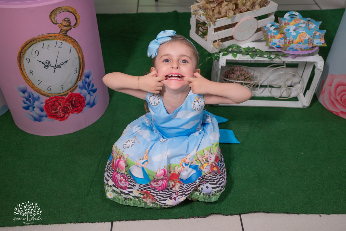 Alice – Cliff Kids - Festa Infantil – Festa de Criança – Fotografia de Família – Decoração Alice no País das Maravilhas – Chapeleiro Maluco - Pelotas - Antonio Rocha Fotografias