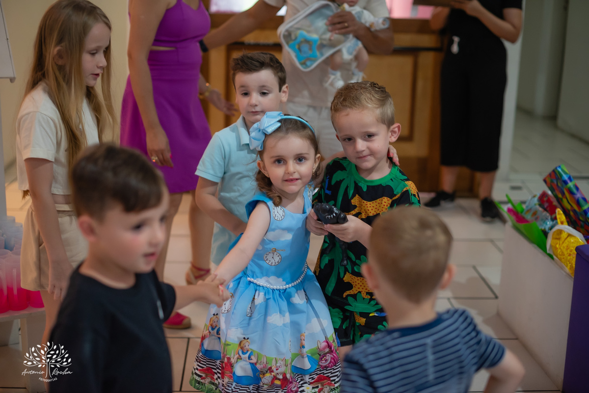 Alice – Cliff Kids - Festa Infantil – Festa de Criança – Fotografia de Família – Decoração Alice no País das Maravilhas – Chapeleiro Maluco - Pelotas - Antonio Rocha Fotografias