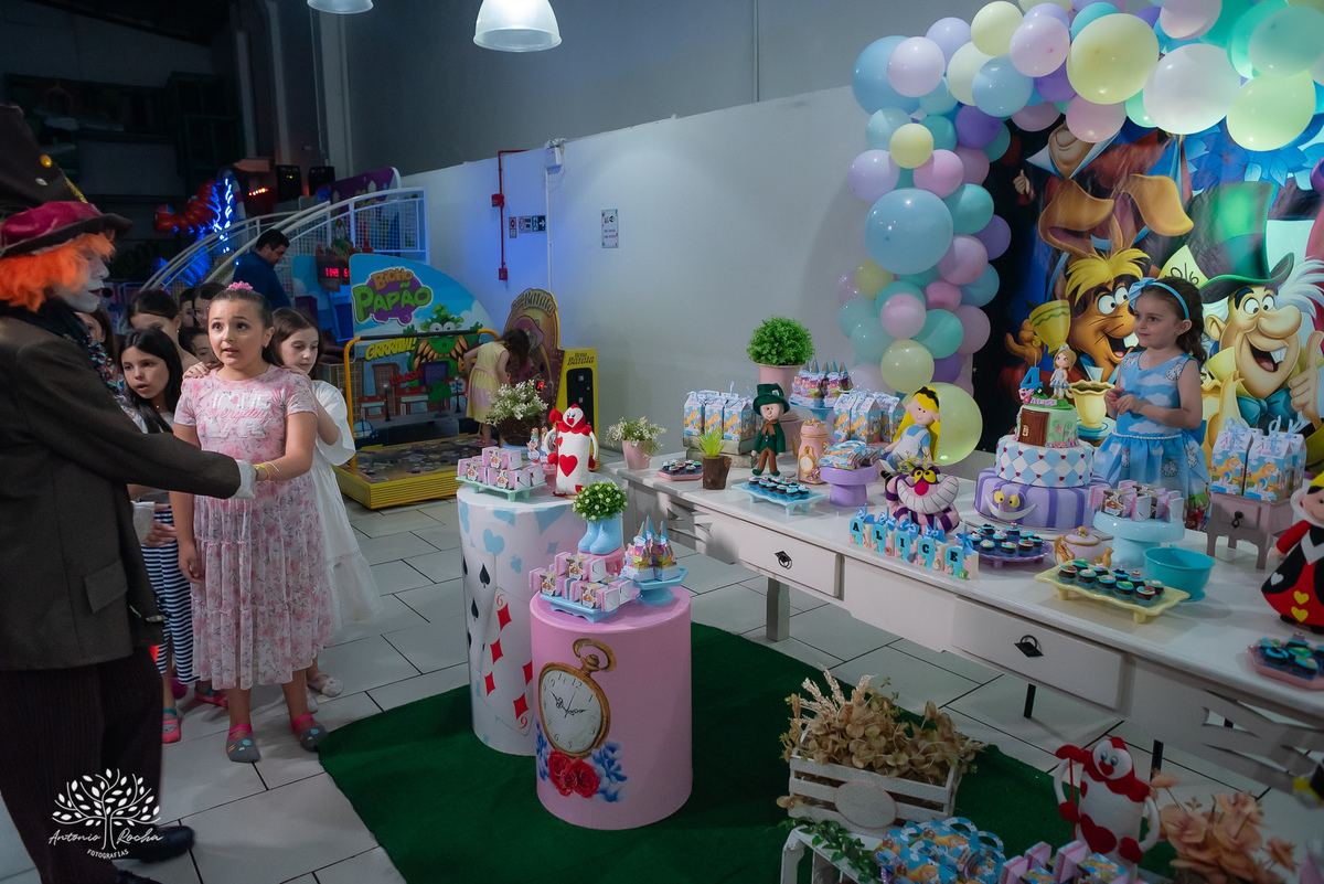 Alice – Cliff Kids - Festa Infantil – Festa de Criança – Fotografia de Família – Decoração Alice no País das Maravilhas – Chapeleiro Maluco - Pelotas - Antonio Rocha Fotografias
