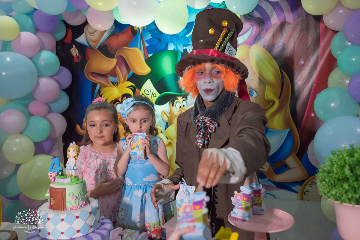 Alice – Cliff Kids - Festa Infantil – Festa de Criança – Fotografia de Família – Decoração Alice no País das Maravilhas – Chapeleiro Maluco - Pelotas - Antonio Rocha Fotografias