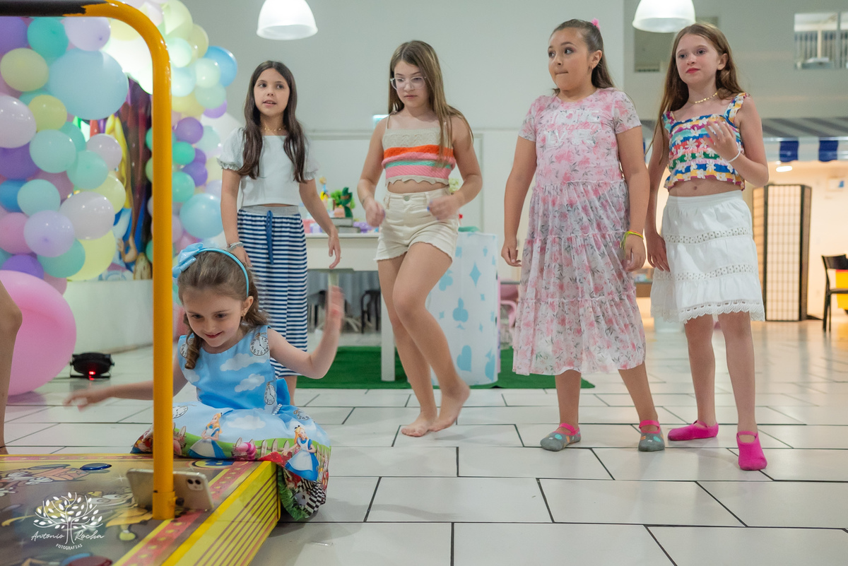 Alice – Cliff Kids - Festa Infantil – Festa de Criança – Fotografia de Família – Decoração Alice no País das Maravilhas – Chapeleiro Maluco - Pelotas - Antonio Rocha Fotografias