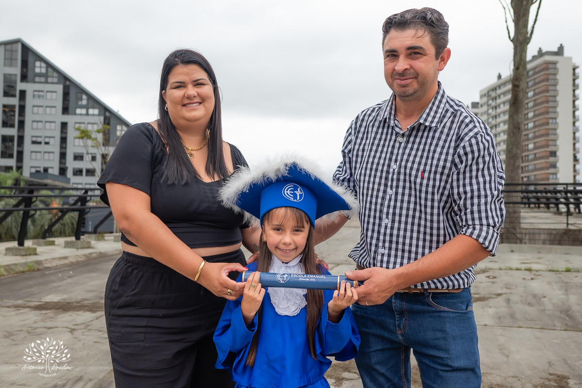 Ana Júlia – Formatura Infantil – Fotos de Formatura – Ensaio Externo – Formatura Pré-Escola – Toga Azul Infantil - Ensaio Infantil – Ensaio de Família – Fotografia de Família – Antonio Rocha Fotografias – Parque Una - Pelotas