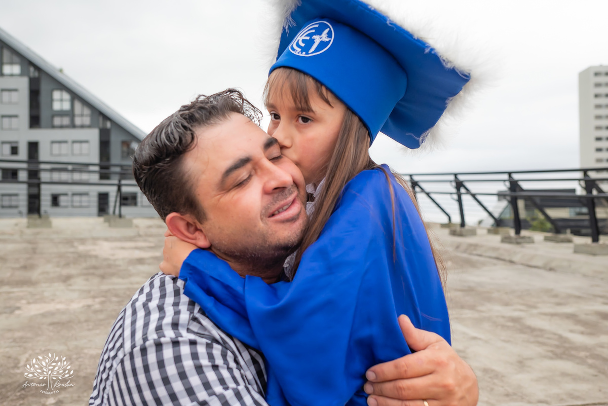 Ana Júlia – Formatura Infantil – Fotos de Formatura – Ensaio Externo – Formatura Pré-Escola – Toga Azul Infantil - Ensaio Infantil – Ensaio de Família – Fotografia de Família – Antonio Rocha Fotografias – Parque Una - Pelotas