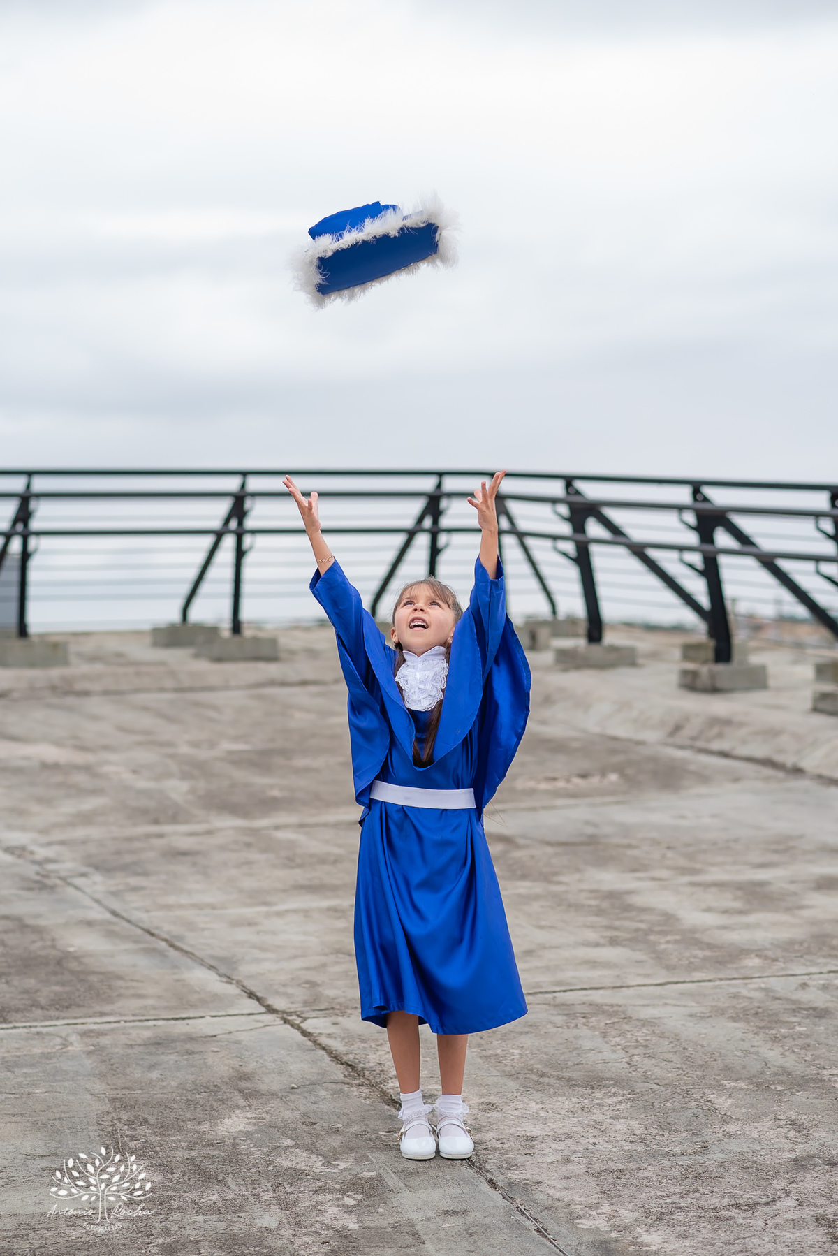 Ana Júlia – Formatura Infantil – Fotos de Formatura – Ensaio Externo – Formatura Pré-Escola – Toga Azul Infantil - Ensaio Infantil – Ensaio de Família – Fotografia de Família – Antonio Rocha Fotografias – Parque Una - Pelotas