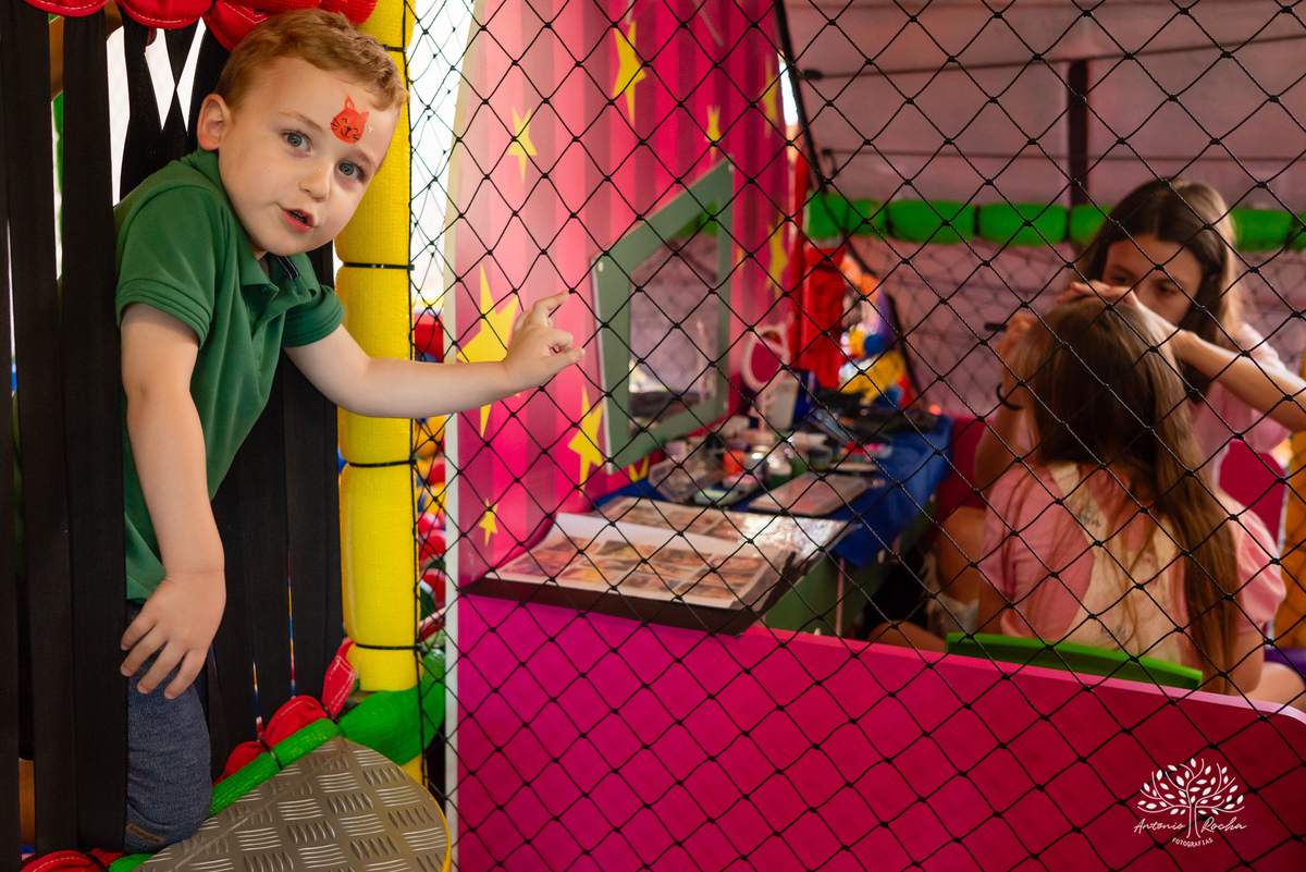 Miguel – 4 anos – Candy Club – Festa Infantil – Fotografia de Família - Fotos de Aniversário - Festa de Criança - Pelotas - Antonio Rocha Fotografias - maletinha colorida