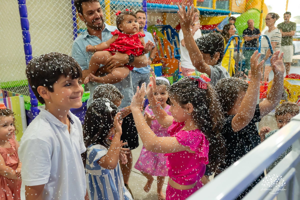 
Vicky – 1 ano – Primeiro Aninho – Juliana Lamas – Arthur Bender - Maria - - Festa Infantil – Fotografia de Família - Fotos de Aniversário – Casa de Alice - Festa de Criança - Pelotas - Antonio Rocha Fotografias – Bolo Fofo

