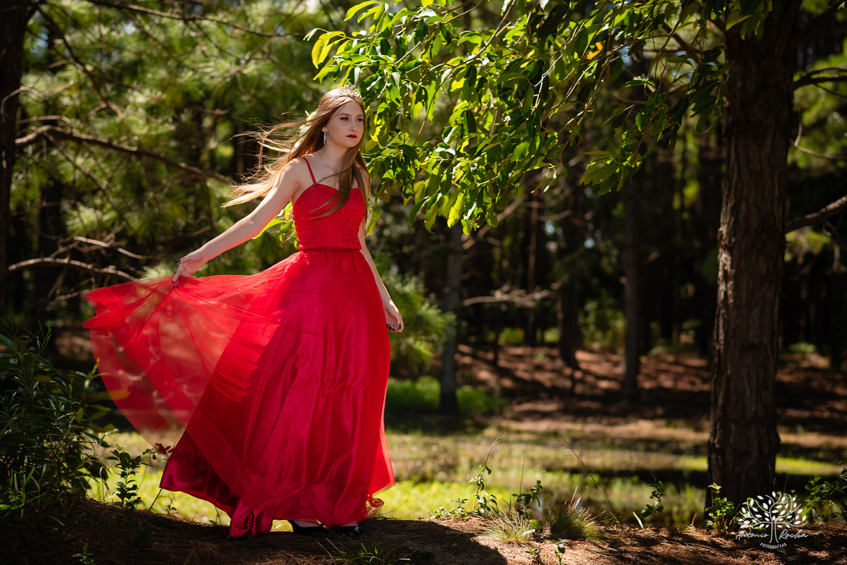 Thay – Thai – Thailyse – 15 anos -  Quinze Anos – Las Acácias –Vestido Vermelho – Holz – Ensaio externo – Ensaio de 15 anos – Não vou fazer festa  - Pelotas - Antonio Rocha Fotografias