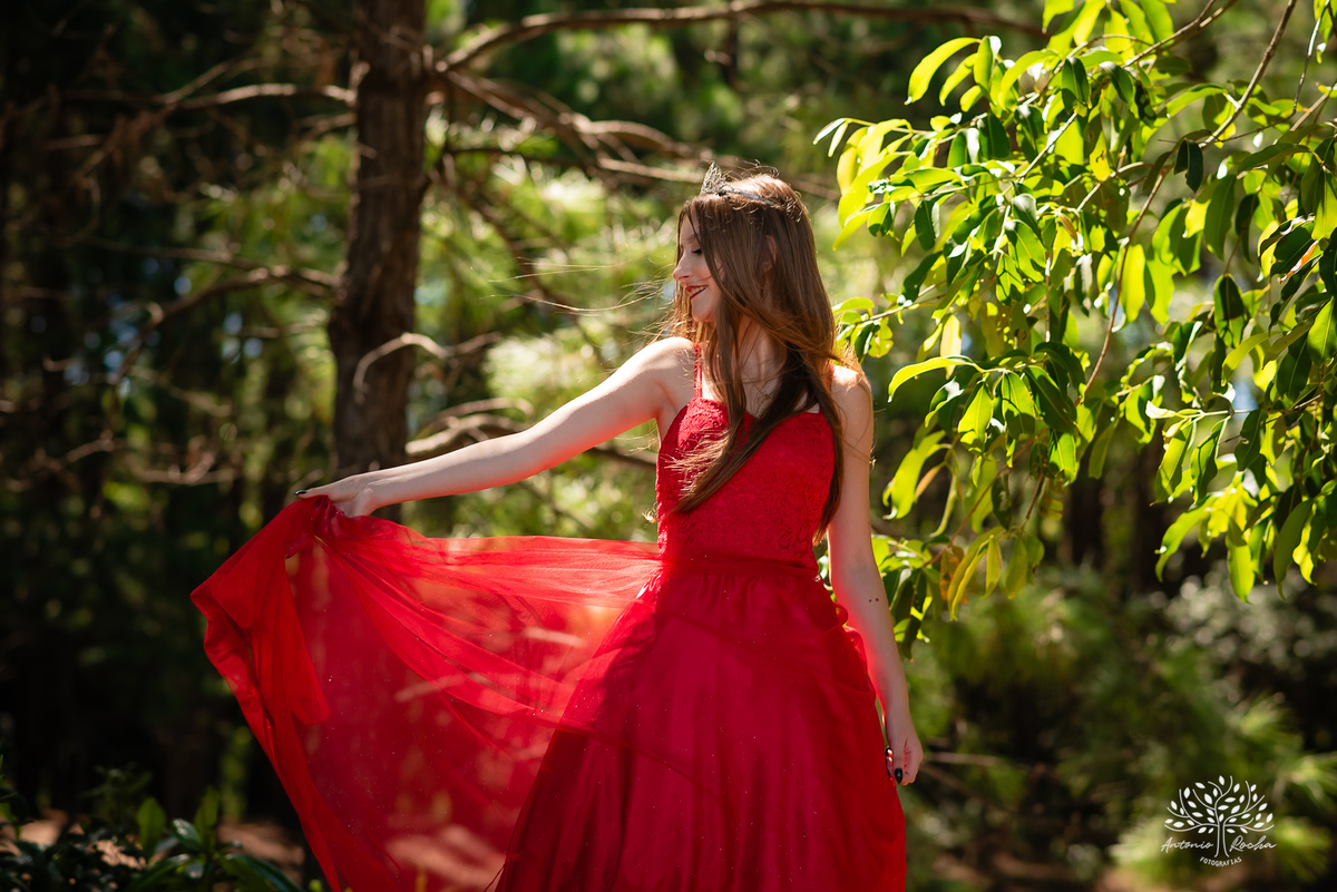 Thay – Thai – Thailyse – 15 anos -  Quinze Anos – Las Acácias –Vestido Vermelho – Holz – Ensaio externo – Ensaio de 15 anos – Não vou fazer festa  - Pelotas - Antonio Rocha Fotografias