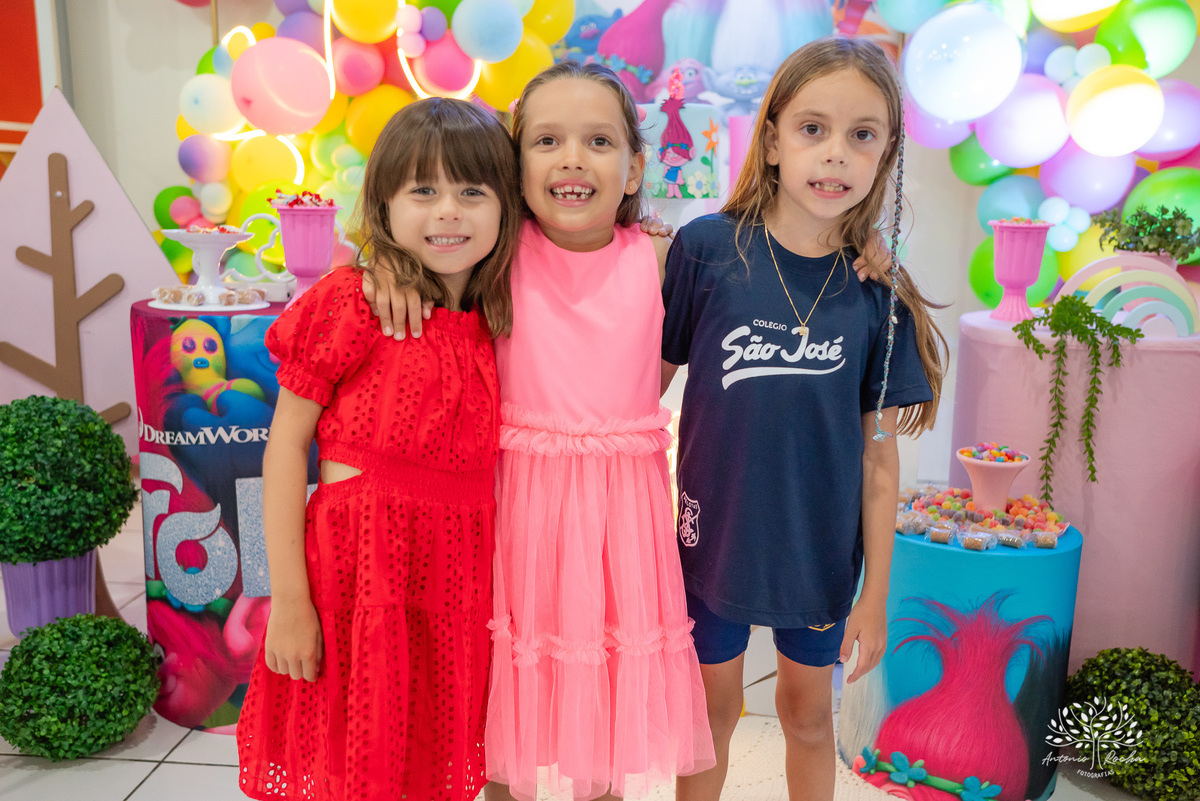 Sofia – Sara - Renata Zanella Patella – Andre – 6 anos – Arte e Riso – hora do parabéns – assoprar a velinha - Festa Infantil – Trolls – Pintura de rosto – irmãs – antonio rocha fotografias - pelotas