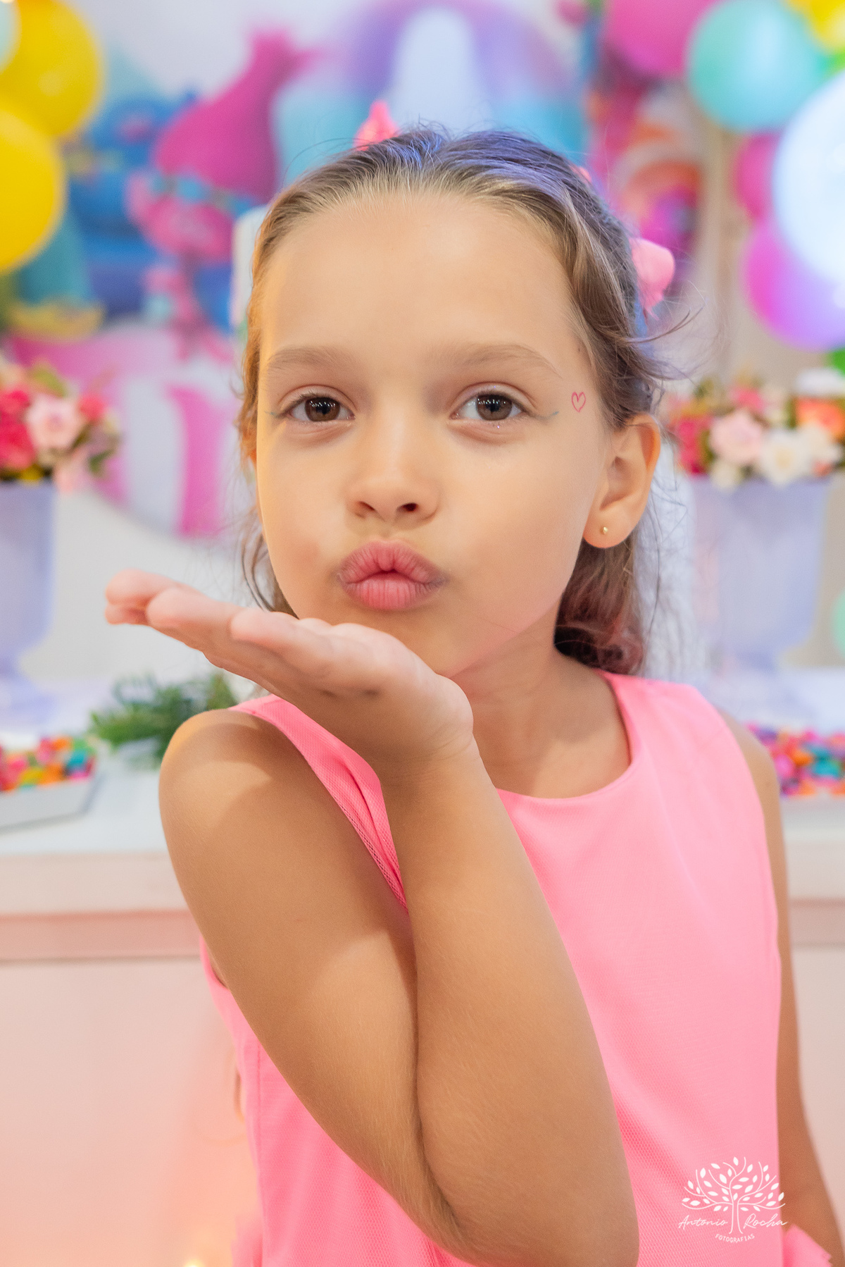 Sofia – Sara - Renata Zanella Patella – Andre – 6 anos – Arte e Riso – hora do parabéns – assoprar a velinha - Festa Infantil – Trolls – Pintura de rosto – irmãs – antonio rocha fotografias - pelotas