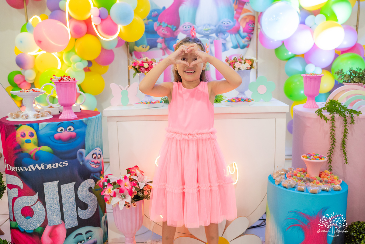Sofia – Sara - Renata Zanella Patella – Andre – 6 anos – Arte e Riso – hora do parabéns – assoprar a velinha - Festa Infantil – Trolls – Pintura de rosto – irmãs – antonio rocha fotografias - pelotas