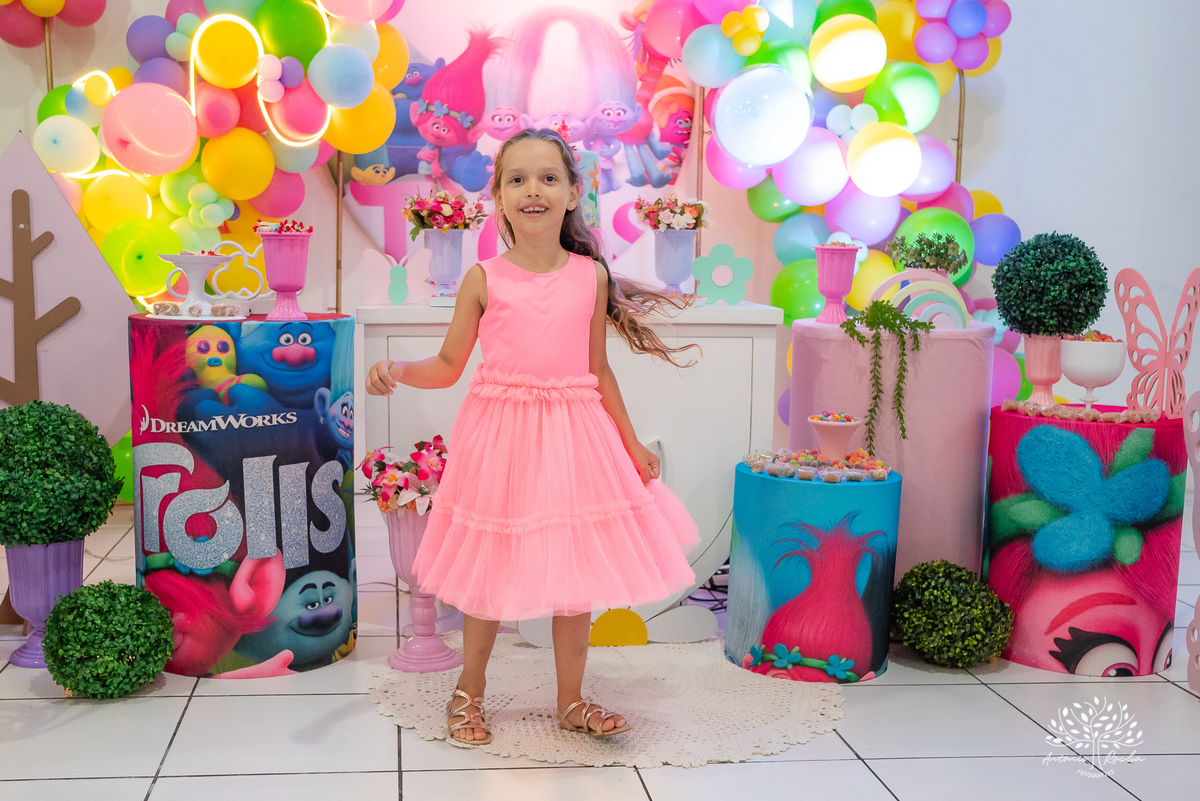 Sofia – Sara - Renata Zanella Patella – Andre – 6 anos – Arte e Riso – hora do parabéns – assoprar a velinha - Festa Infantil – Trolls – Pintura de rosto – irmãs – antonio rocha fotografias - pelotas