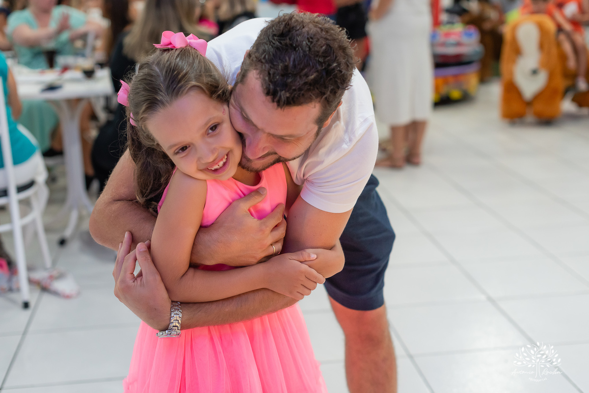 Sofia – Sara - Renata Zanella Patella – Andre – 6 anos – Arte e Riso – hora do parabéns – assoprar a velinha - Festa Infantil – Trolls – Pintura de rosto – irmãs – antonio rocha fotografias - pelotas