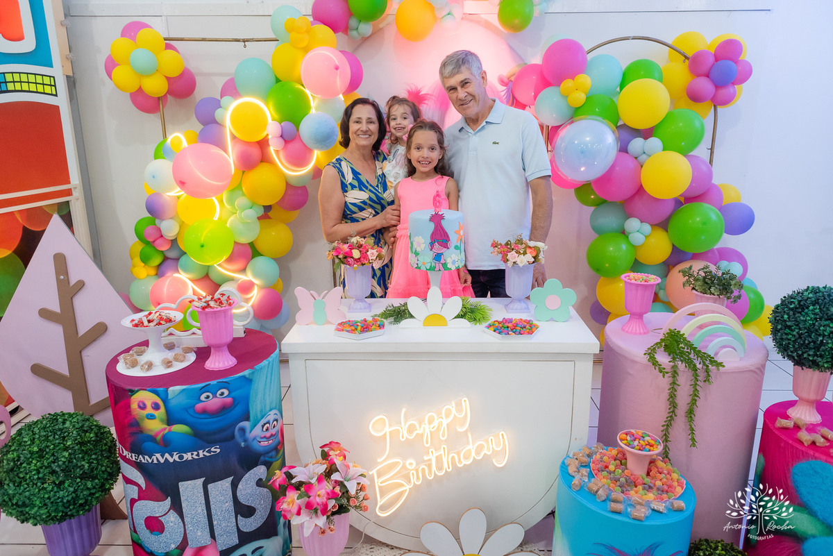 Sofia – Sara - Renata Zanella Patella – Andre – 6 anos – Arte e Riso – hora do parabéns – assoprar a velinha - Festa Infantil – Trolls – Pintura de rosto – irmãs – antonio rocha fotografias - pelotas