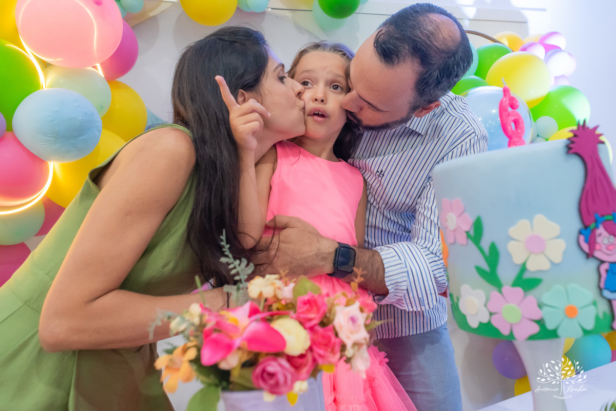 Sofia – Sara - Renata Zanella Patella – Andre – 6 anos – Arte e Riso – hora do parabéns – assoprar a velinha - Festa Infantil – Trolls – Pintura de rosto – irmãs – antonio rocha fotografias - pelotas