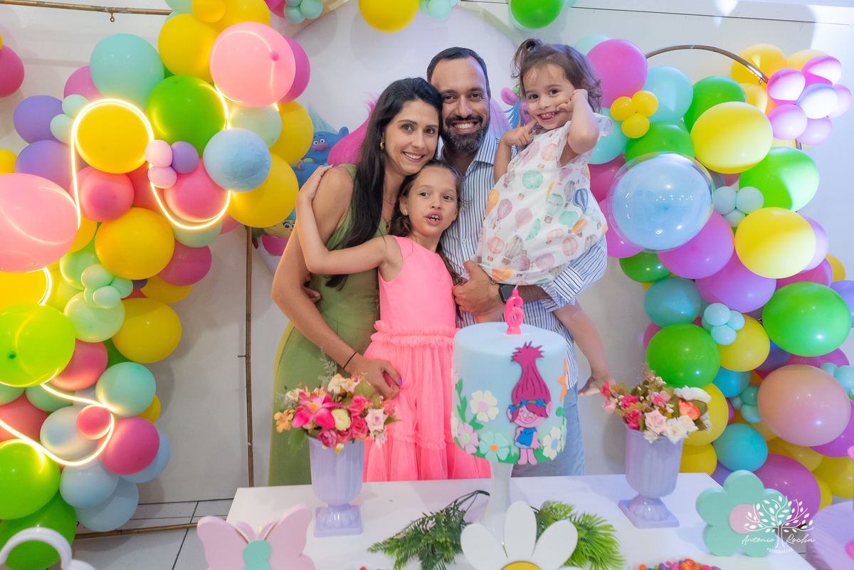 Sofia – Sara - Renata Zanella Patella – Andre – 6 anos – Arte e Riso – hora do parabéns – assoprar a velinha - Festa Infantil – Trolls – Pintura de rosto – irmãs – antonio rocha fotografias - pelotas