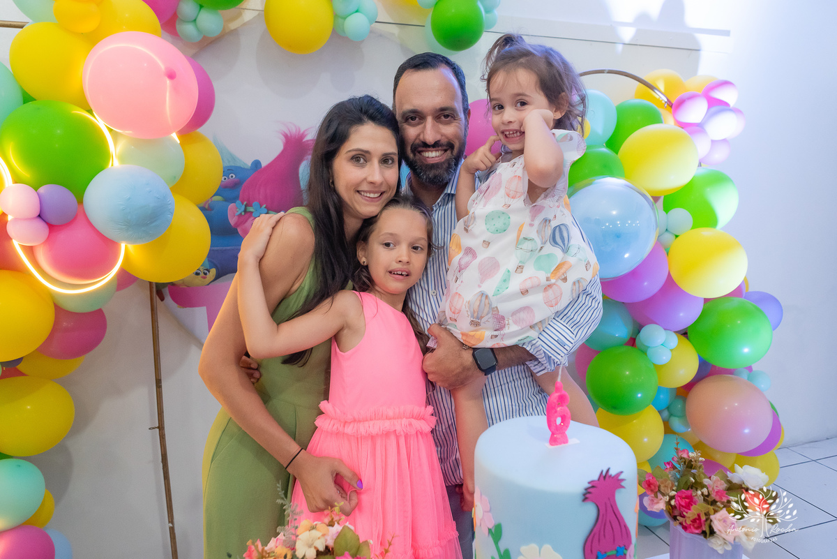 Sofia – Sara - Renata Zanella Patella – Andre – 6 anos – Arte e Riso – hora do parabéns – assoprar a velinha - Festa Infantil – Trolls – Pintura de rosto – irmãs – antonio rocha fotografias - pelotas