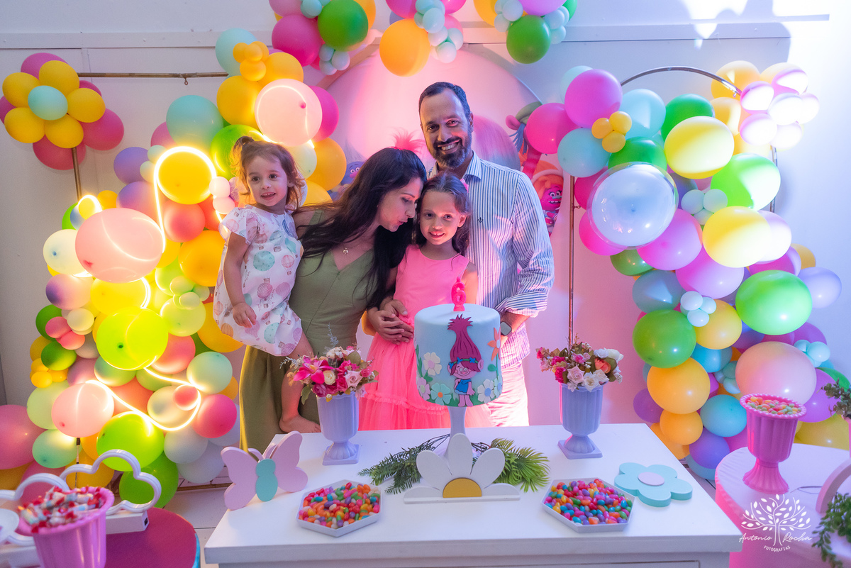 Sofia – Sara - Renata Zanella Patella – Andre – 6 anos – Arte e Riso – hora do parabéns – assoprar a velinha - Festa Infantil – Trolls – Pintura de rosto – irmãs – antonio rocha fotografias - pelotas