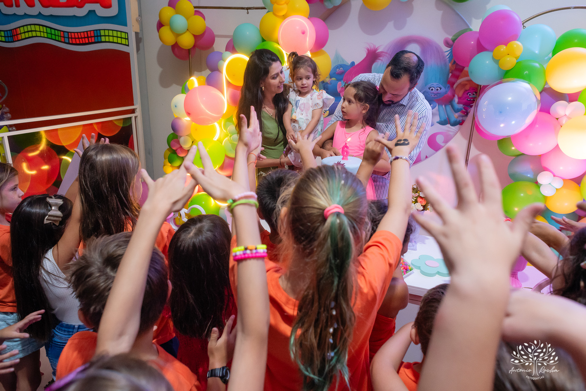Sofia – Sara - Renata Zanella Patella – Andre – 6 anos – Arte e Riso – hora do parabéns – assoprar a velinha - Festa Infantil – Trolls – Pintura de rosto – irmãs – antonio rocha fotografias - pelotas
