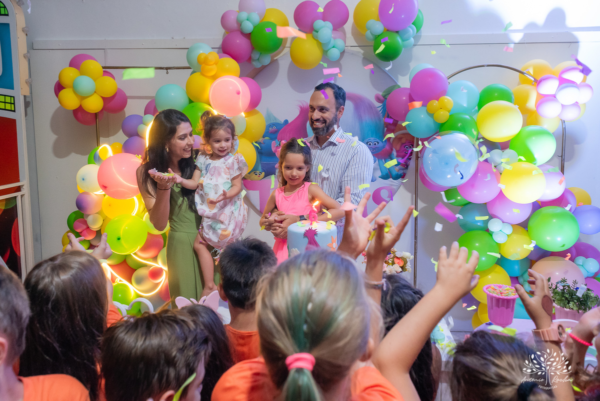 Sofia – Sara - Renata Zanella Patella – Andre – 6 anos – Arte e Riso – hora do parabéns – assoprar a velinha - Festa Infantil – Trolls – Pintura de rosto – irmãs – antonio rocha fotografias - pelotas