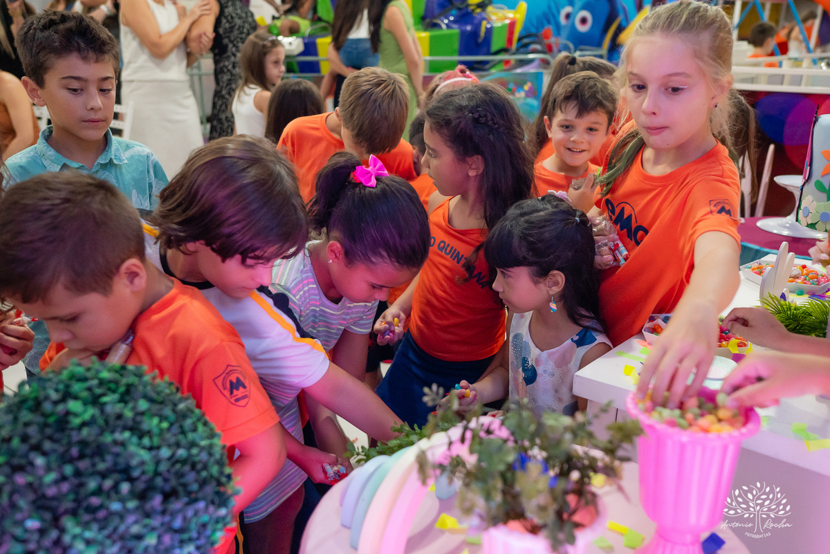 Sofia – Sara - Renata Zanella Patella – Andre – 6 anos – Arte e Riso – hora do parabéns – assoprar a velinha - Festa Infantil – Trolls – Pintura de rosto – irmãs – antonio rocha fotografias - pelotas