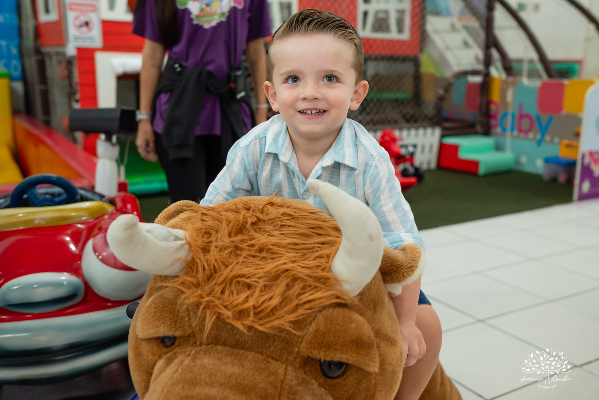 Benício – 3 anos – três anos - hot wheels – Arte e Riso – Hora de corta o bolo – Assoprar as velinhas – pelúcia móvel – balão surpresa – doces – Antonio Rocha Fotografias - Pelotas