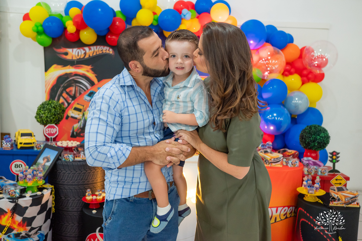 Benício – 3 anos – três anos - hot wheels – Arte e Riso – Hora de corta o bolo – Assoprar as velinhas – pelúcia móvel – balão surpresa – doces – Antonio Rocha Fotografias - Pelotas