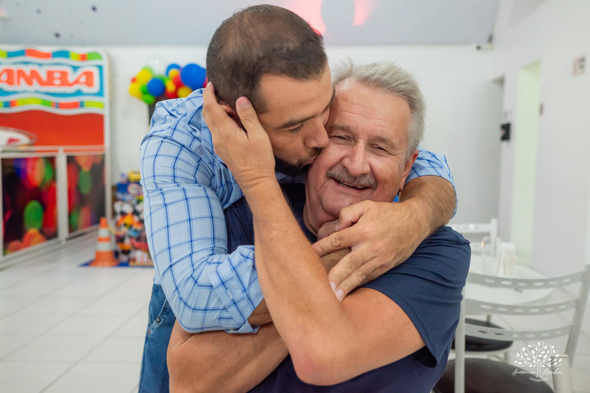 Benício – 3 anos – três anos - hot wheels – Arte e Riso – Hora de corta o bolo – Assoprar as velinhas – pelúcia móvel – balão surpresa – doces – Antonio Rocha Fotografias - Pelotas