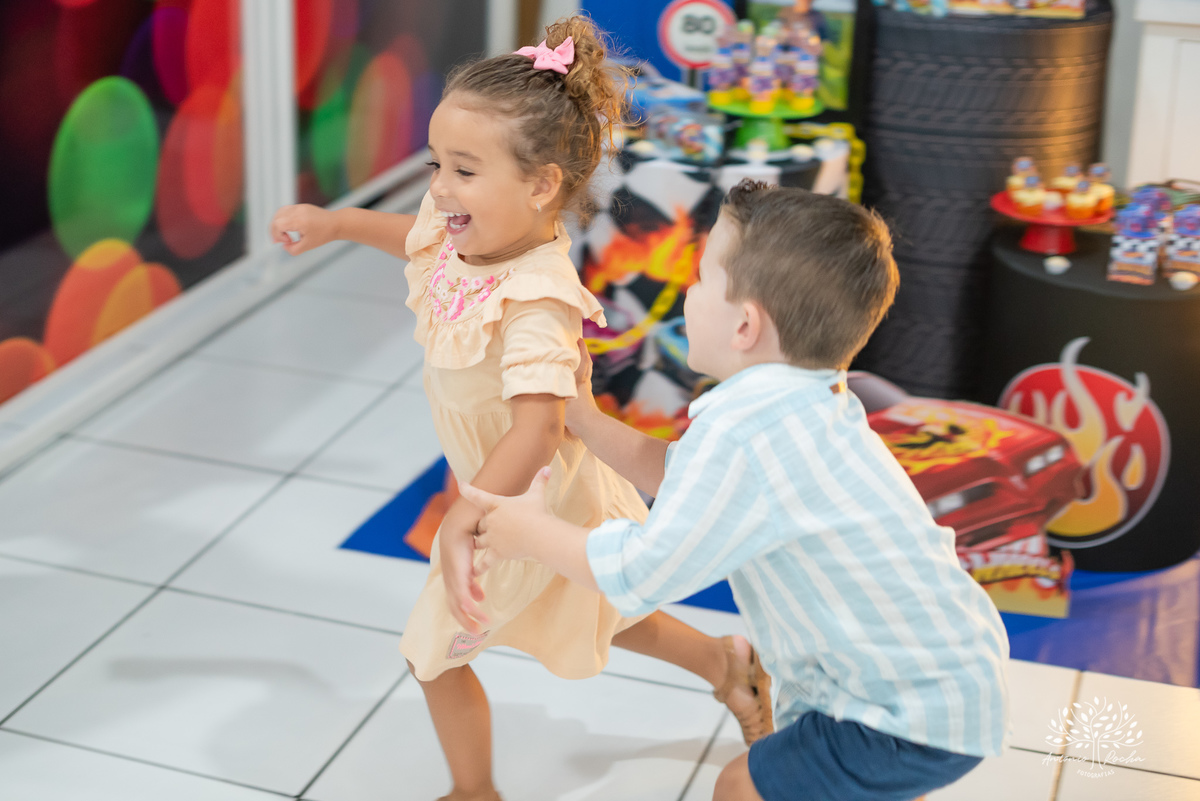 Benício – 3 anos – três anos - hot wheels – Arte e Riso – Hora de corta o bolo – Assoprar as velinhas – pelúcia móvel – balão surpresa – doces – Antonio Rocha Fotografias - Pelotas