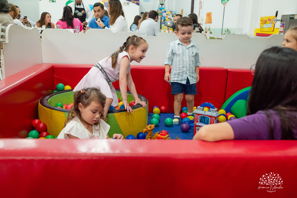 Benício – 3 anos – três anos - hot wheels – Arte e Riso – Hora de corta o bolo – Assoprar as velinhas – pelúcia móvel – balão surpresa – doces – Antonio Rocha Fotografias - Pelotas
