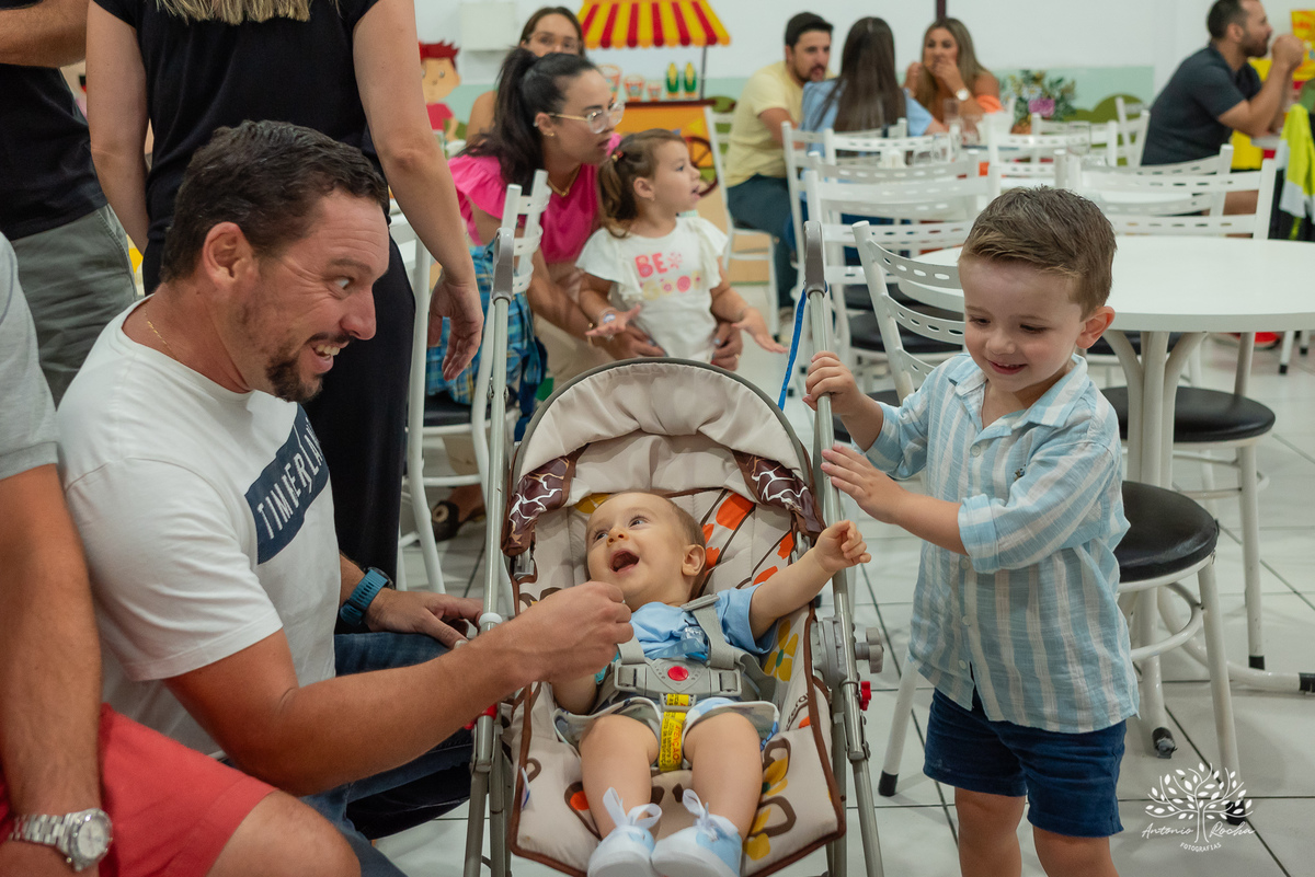 Benício – 3 anos – três anos - hot wheels – Arte e Riso – Hora de corta o bolo – Assoprar as velinhas – pelúcia móvel – balão surpresa – doces – Antonio Rocha Fotografias - Pelotas