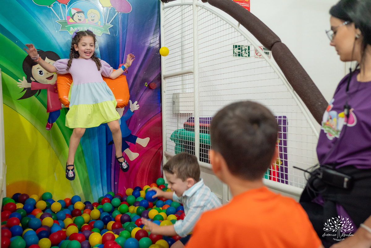 Benício – 3 anos – três anos - hot wheels – Arte e Riso – Hora de corta o bolo – Assoprar as velinhas – pelúcia móvel – balão surpresa – doces – Antonio Rocha Fotografias - Pelotas