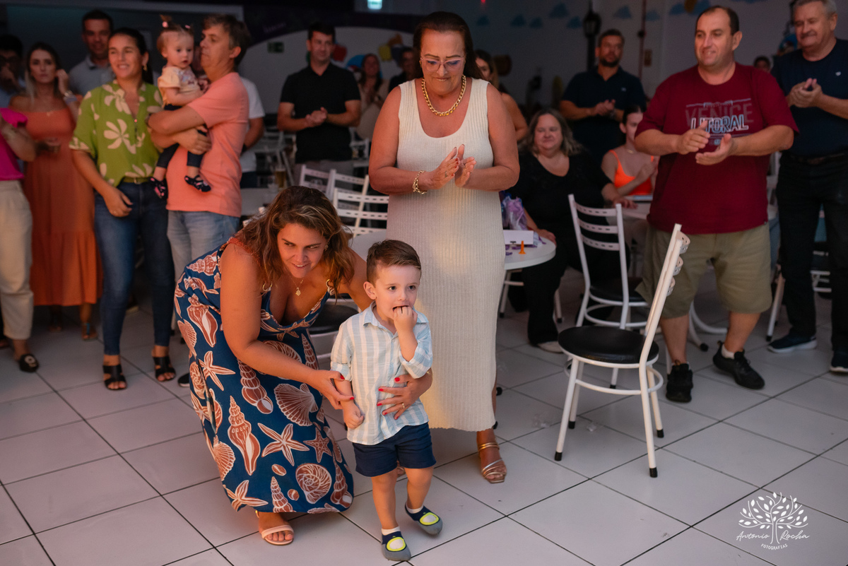 Benício – 3 anos – três anos - hot wheels – Arte e Riso – Hora de corta o bolo – Assoprar as velinhas – pelúcia móvel – balão surpresa – doces – Antonio Rocha Fotografias - Pelotas