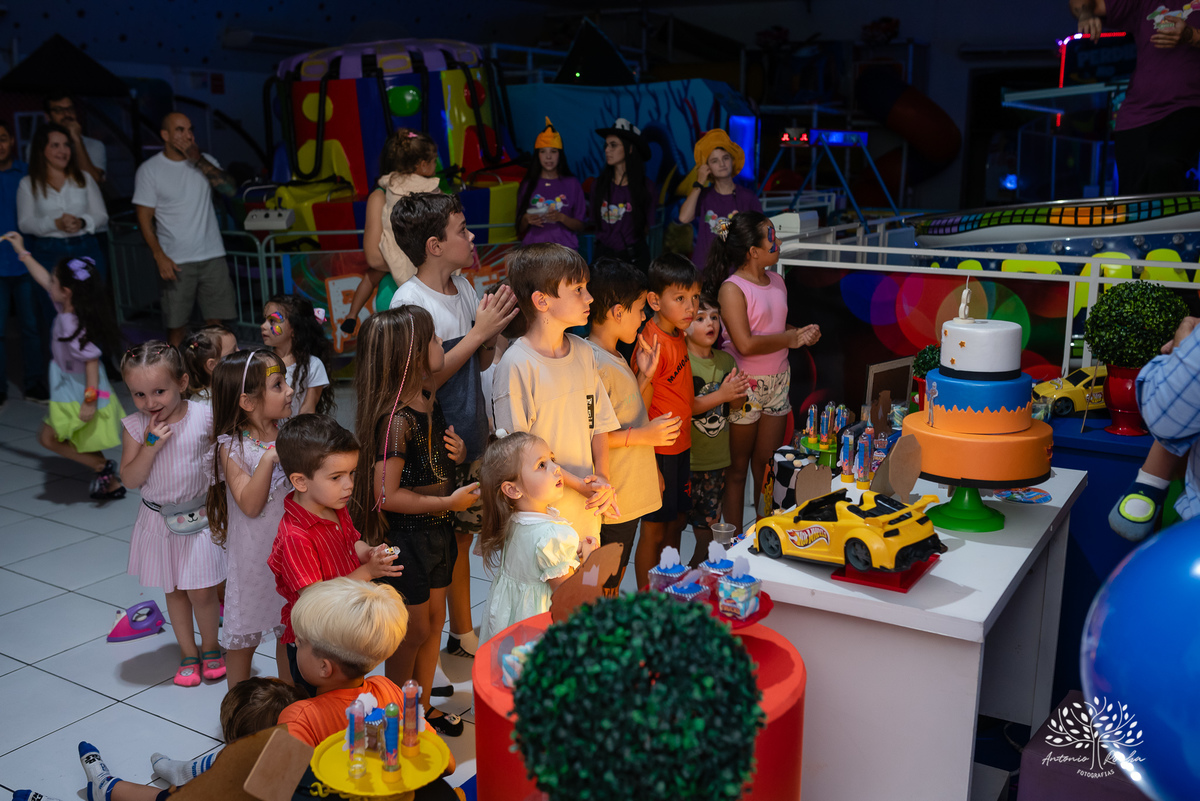 Benício – 3 anos – três anos - hot wheels – Arte e Riso – Hora de corta o bolo – Assoprar as velinhas – pelúcia móvel – balão surpresa – doces – Antonio Rocha Fotografias - Pelotas