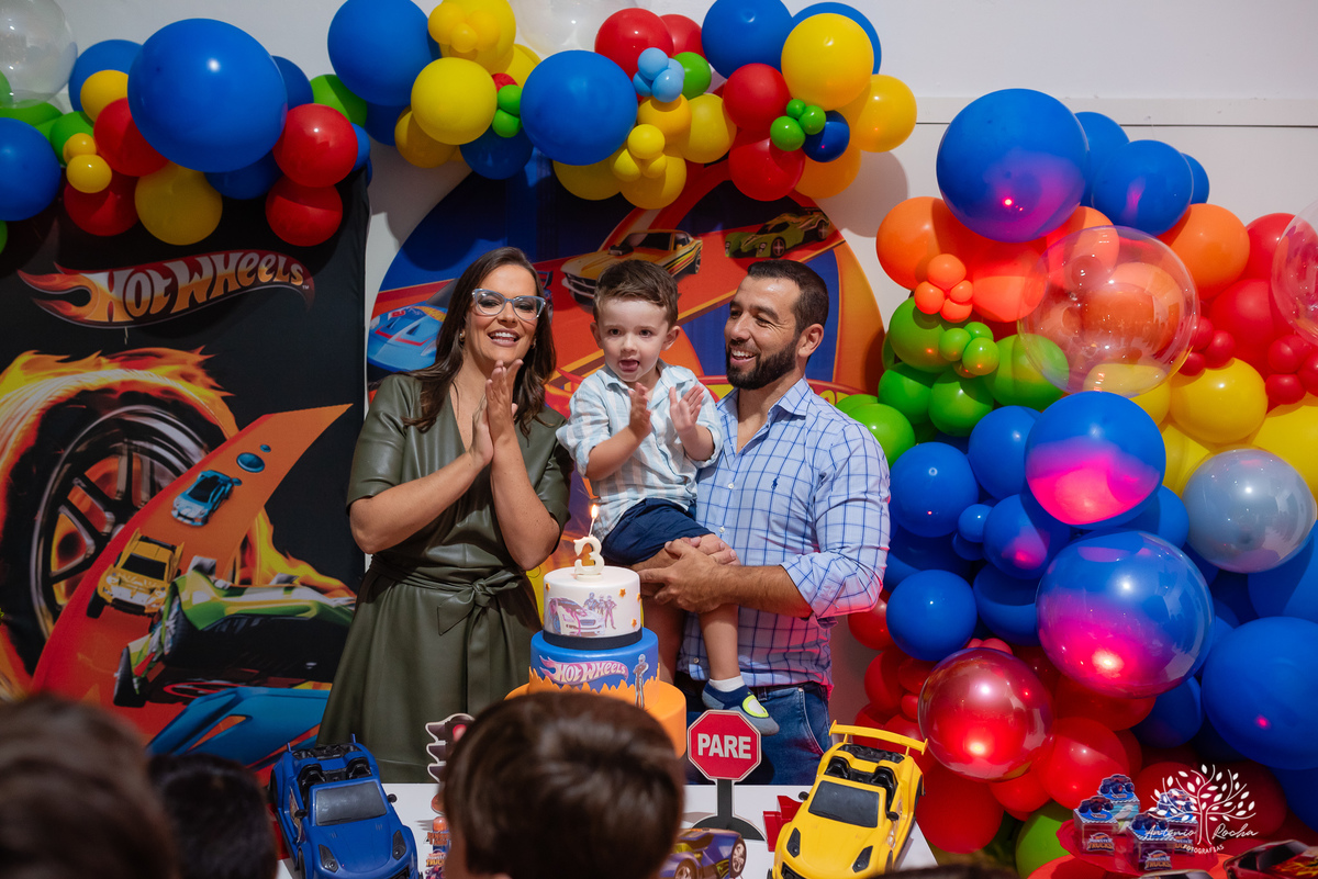 Benício – 3 anos – três anos - hot wheels – Arte e Riso – Hora de corta o bolo – Assoprar as velinhas – pelúcia móvel – balão surpresa – doces – Antonio Rocha Fotografias - Pelotas