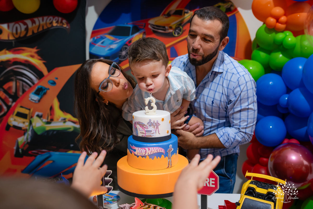 Benício – 3 anos – três anos - hot wheels – Arte e Riso – Hora de corta o bolo – Assoprar as velinhas – pelúcia móvel – balão surpresa – doces – Antonio Rocha Fotografias - Pelotas