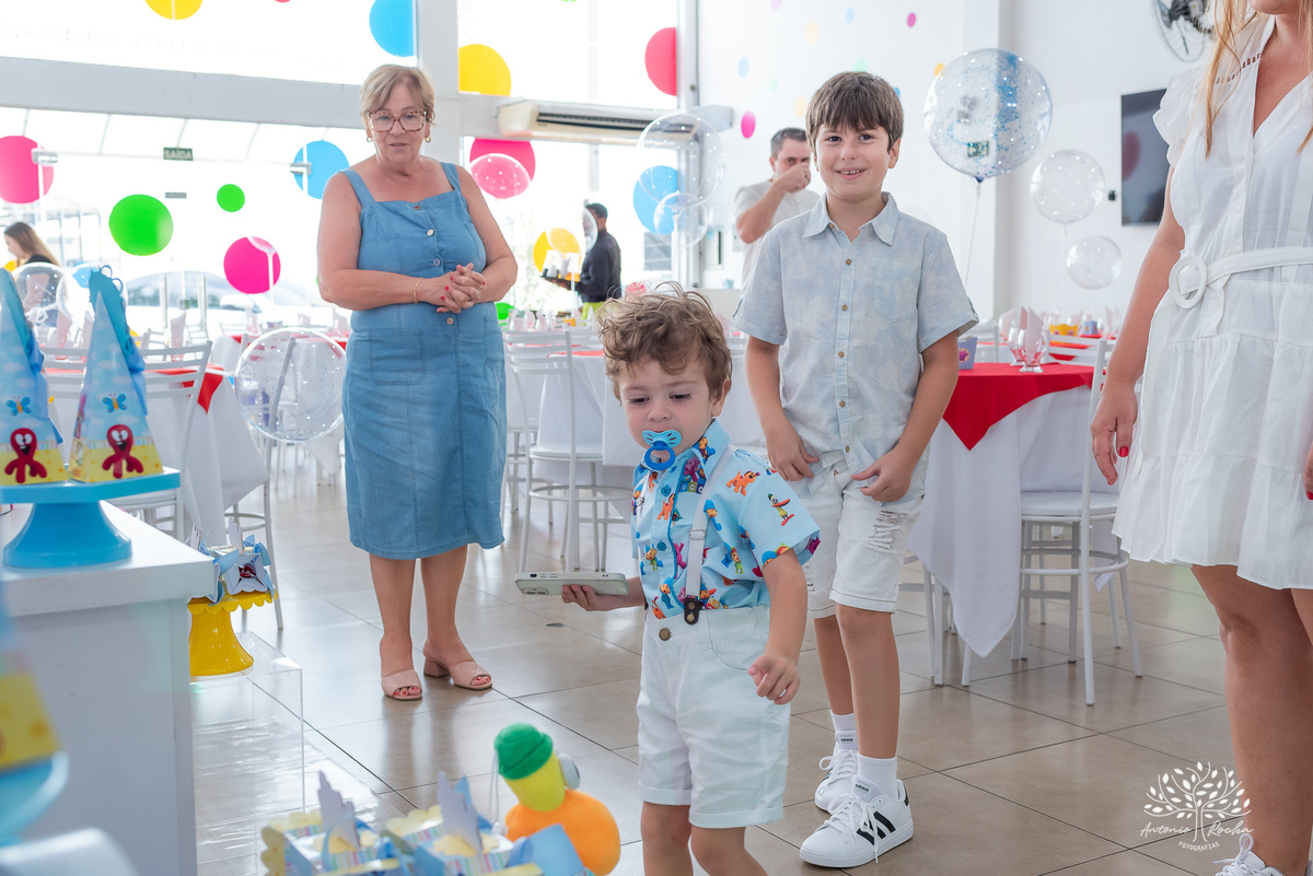 Noah - festa de aniversário - 3 anos - Arthur – Suelen – Regis – família – amigos –Pelotas - decoração do bolo fofo – danças – brincadeiras – pelúcias – alegria – tobogã – memórias – sorrisos - abraços – felicidade – lolypop– Antonio Rocha Fotografias