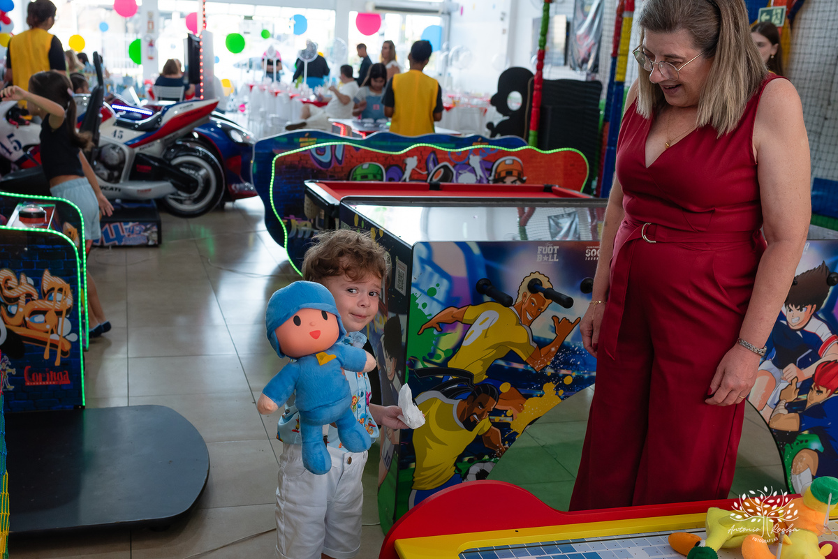 Noah - festa de aniversário - 3 anos - Arthur – Suelen – Regis – família – amigos –Pelotas - decoração do bolo fofo – danças – brincadeiras – pelúcias – alegria – tobogã – memórias – sorrisos - abraços – felicidade – lolypop– Antonio Rocha Fotografias