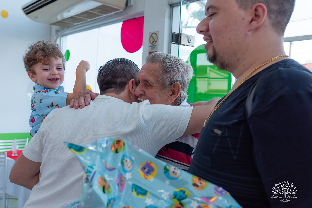 Noah - festa de aniversário - 3 anos - Arthur – Suelen – Regis – família – amigos –Pelotas - decoração do bolo fofo – danças – brincadeiras – pelúcias – alegria – tobogã – memórias – sorrisos - abraços – felicidade – lolypop– Antonio Rocha Fotografias