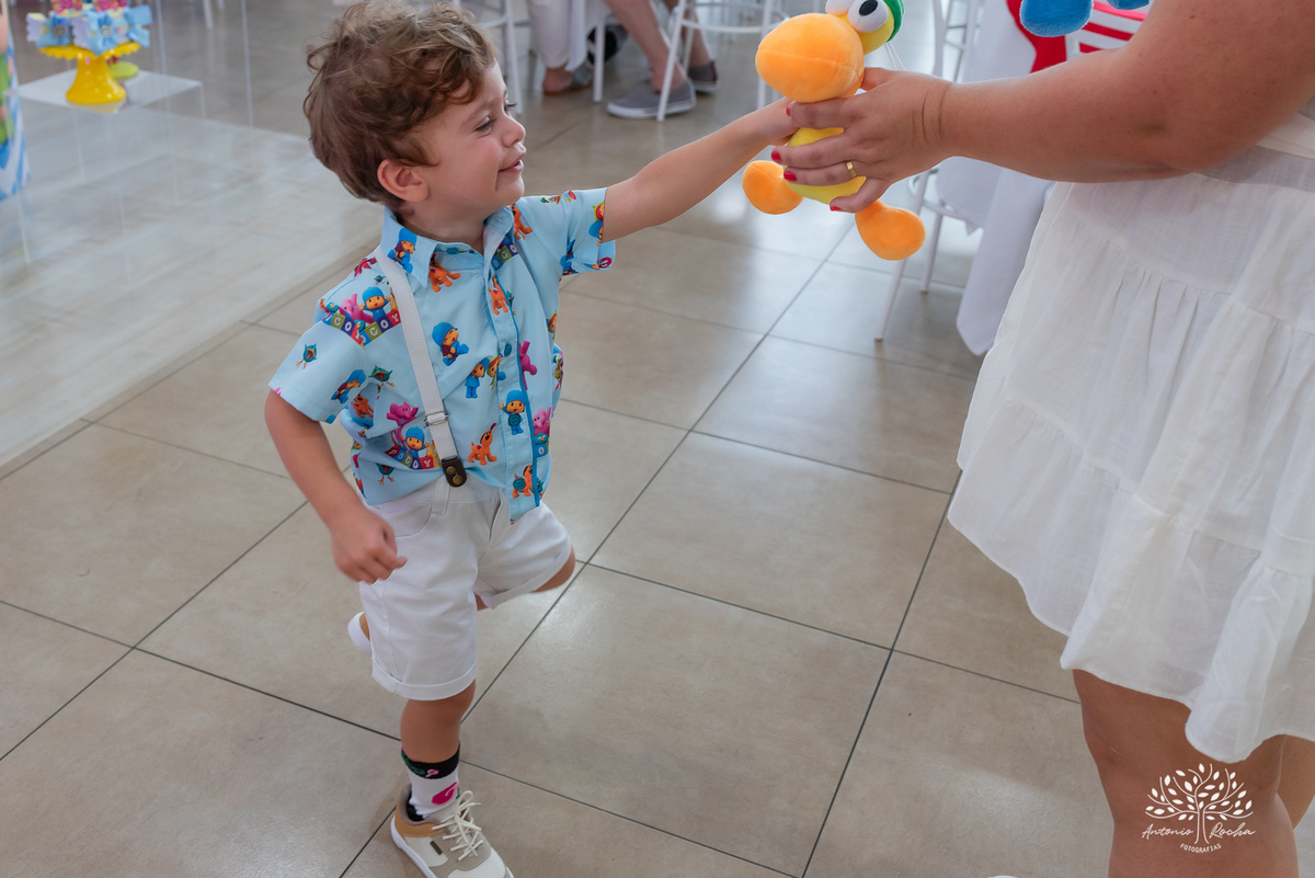 Noah - festa de aniversário - 3 anos - Arthur – Suelen – Regis – família – amigos –Pelotas - decoração do bolo fofo – danças – brincadeiras – pelúcias – alegria – tobogã – memórias – sorrisos - abraços – felicidade – lolypop– Antonio Rocha Fotografias