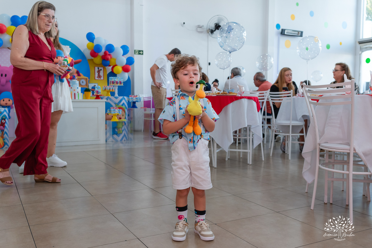Noah - festa de aniversário - 3 anos - Arthur – Suelen – Regis – família – amigos –Pelotas - decoração do bolo fofo – danças – brincadeiras – pelúcias – alegria – tobogã – memórias – sorrisos - abraços – felicidade – lolypop– Antonio Rocha Fotografias