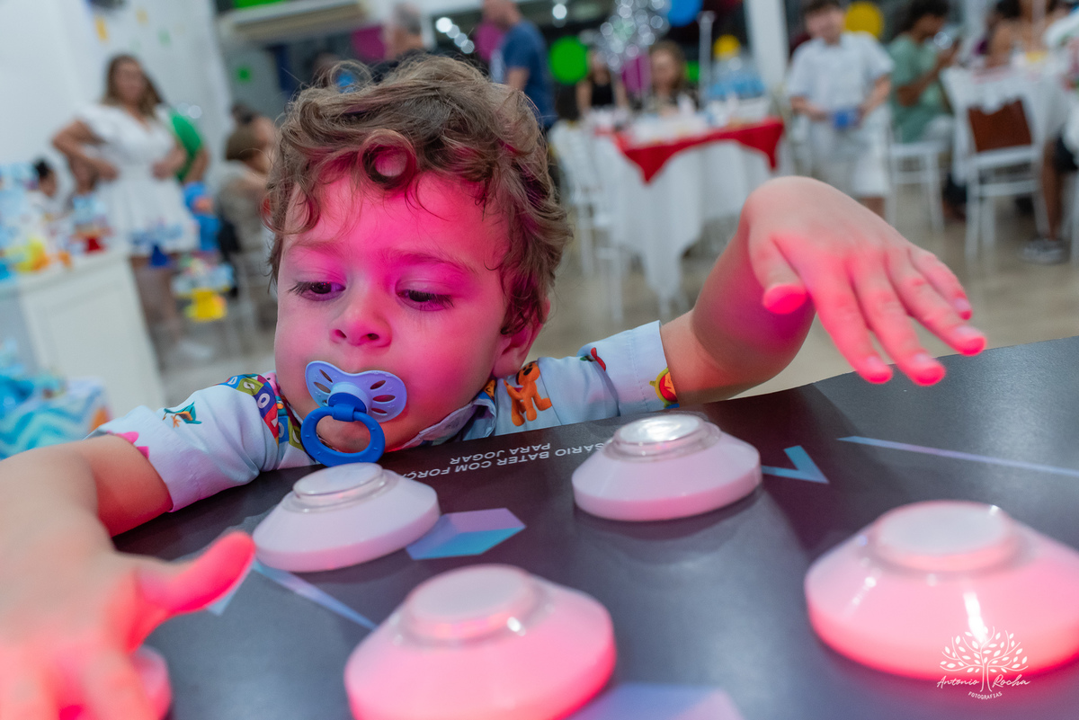 Noah - festa de aniversário - 3 anos - Arthur – Suelen – Regis – família – amigos –Pelotas - decoração do bolo fofo – danças – brincadeiras – pelúcias – alegria – tobogã – memórias – sorrisos - abraços – felicidade – lolypop– Antonio Rocha Fotografias
