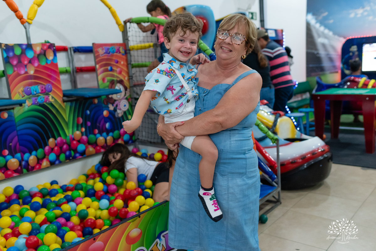 Noah - festa de aniversário - 3 anos - Arthur – Suelen – Regis – família – amigos –Pelotas - decoração do bolo fofo – danças – brincadeiras – pelúcias – alegria – tobogã – memórias – sorrisos - abraços – felicidade – lolypop– Antonio Rocha Fotografias