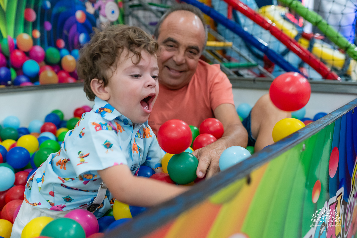 Noah - festa de aniversário - 3 anos - Arthur – Suelen – Regis – família – amigos –Pelotas - decoração do bolo fofo – danças – brincadeiras – pelúcias – alegria – tobogã – memórias – sorrisos - abraços – felicidade – lolypop– Antonio Rocha Fotografias
