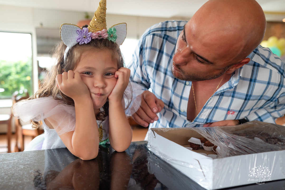 Beatriz - 4 anos - Festa de aniversário - Casa - Família - Almoço de domingo - Decoração de unicórnio - Balão surpresa - Animadora 