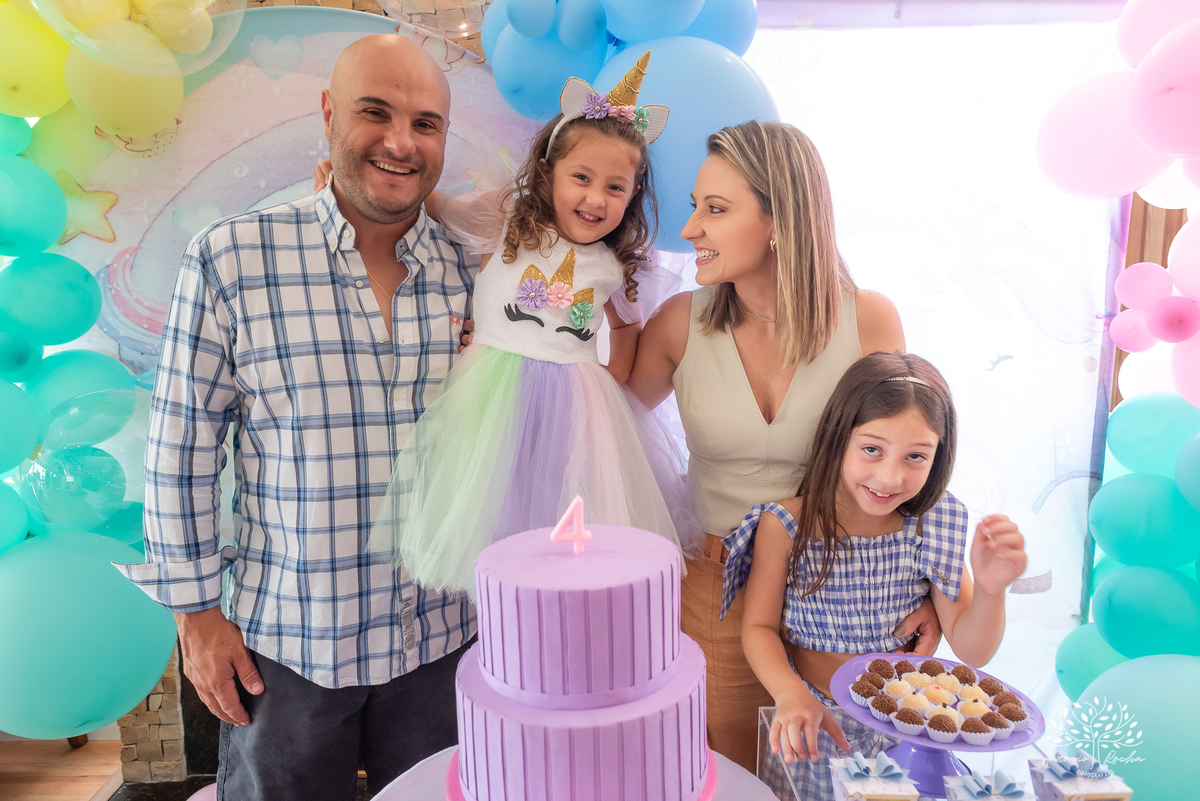 Beatriz - 4 anos - Festa de aniversário - Casa - Família - Almoço de domingo - Decoração de unicórnio - Balão surpresa - Animadora 