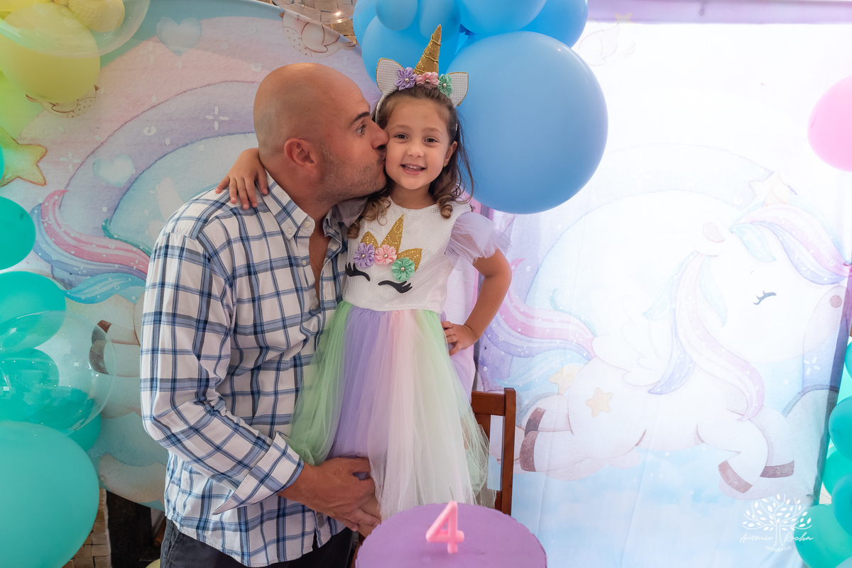 Beatriz - 4 anos - Festa de aniversário - Casa - Família - Almoço de domingo - Decoração de unicórnio - Balão surpresa - Animadora 