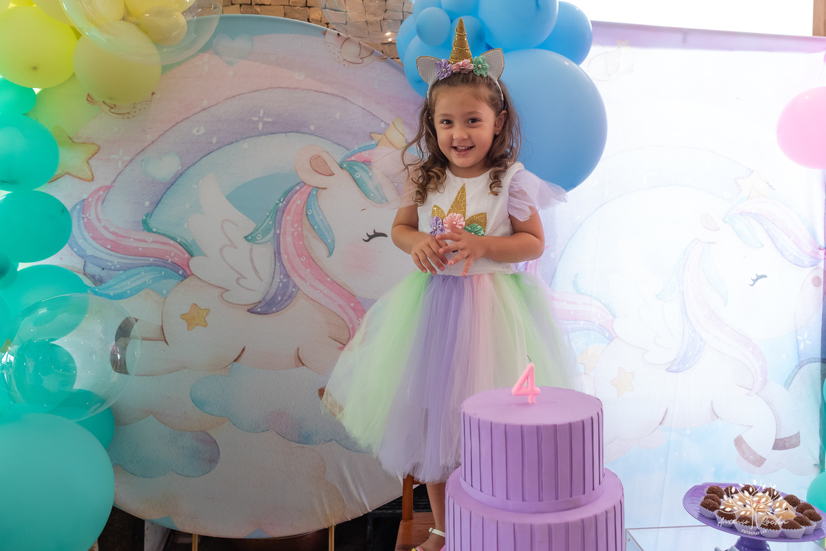 Beatriz - 4 anos - Festa de aniversário - Casa - Família - Almoço de domingo - Decoração de unicórnio - Balão surpresa - Animadora 