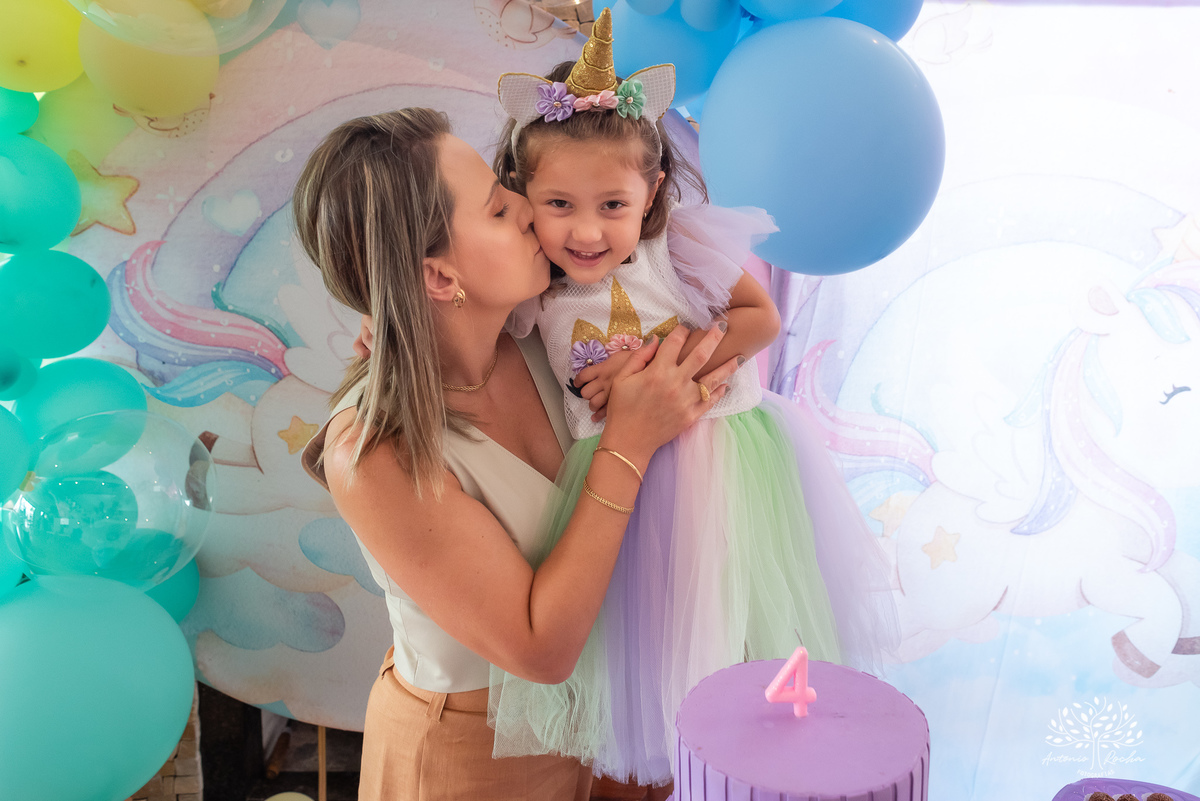 Beatriz - 4 anos - Festa de aniversário - Casa - Família - Almoço de domingo - Decoração de unicórnio - Balão surpresa - Animadora 